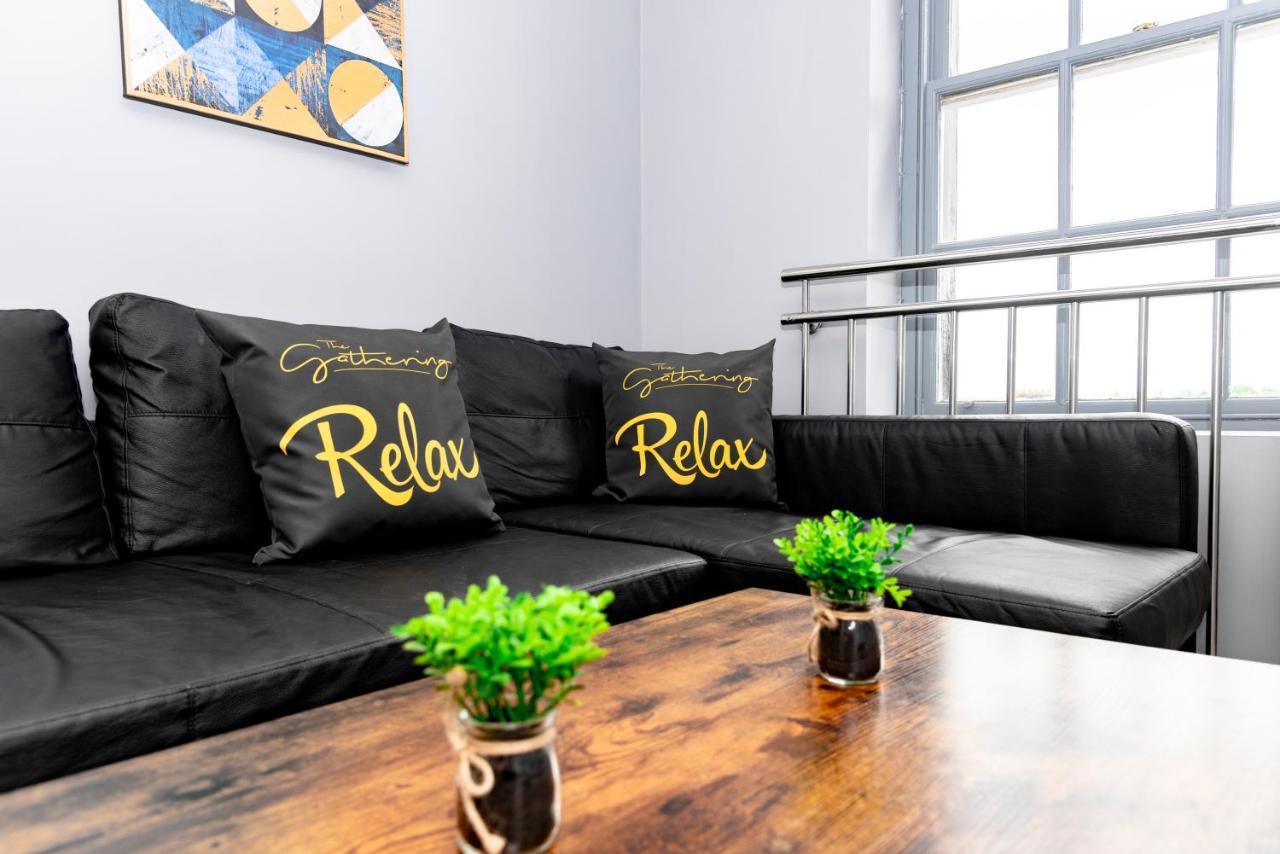 The Eistedfod Penthouse - Berwyn House Apartment Wrexham Ngoại thất bức ảnh